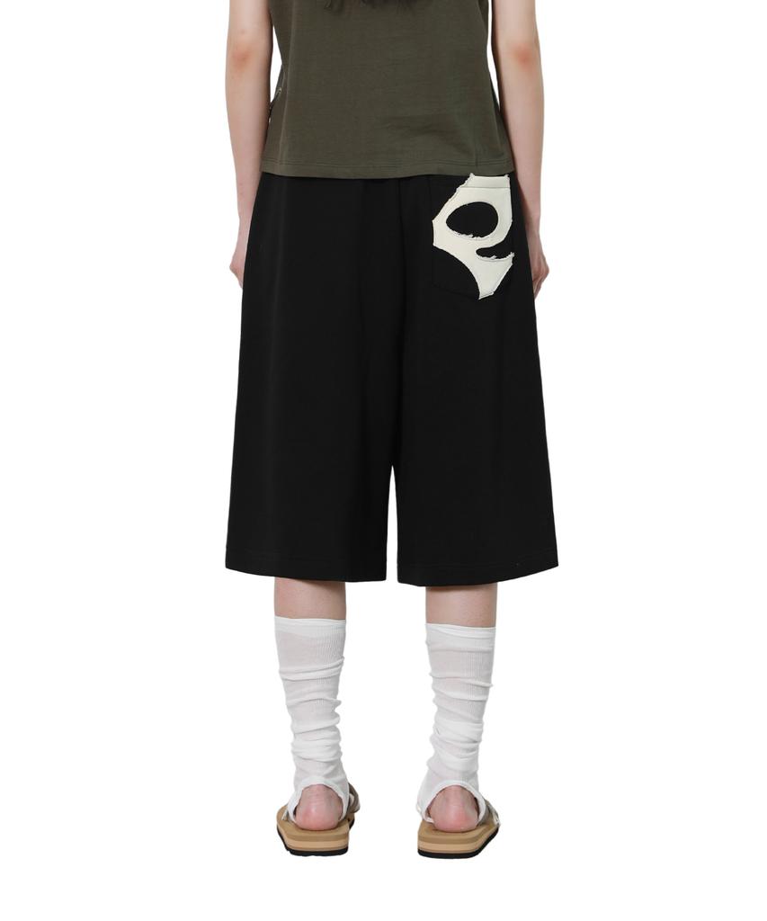 PEACE MAKER Pce Applique Deep Tuck Bermuda Sweat Shorts (Black)