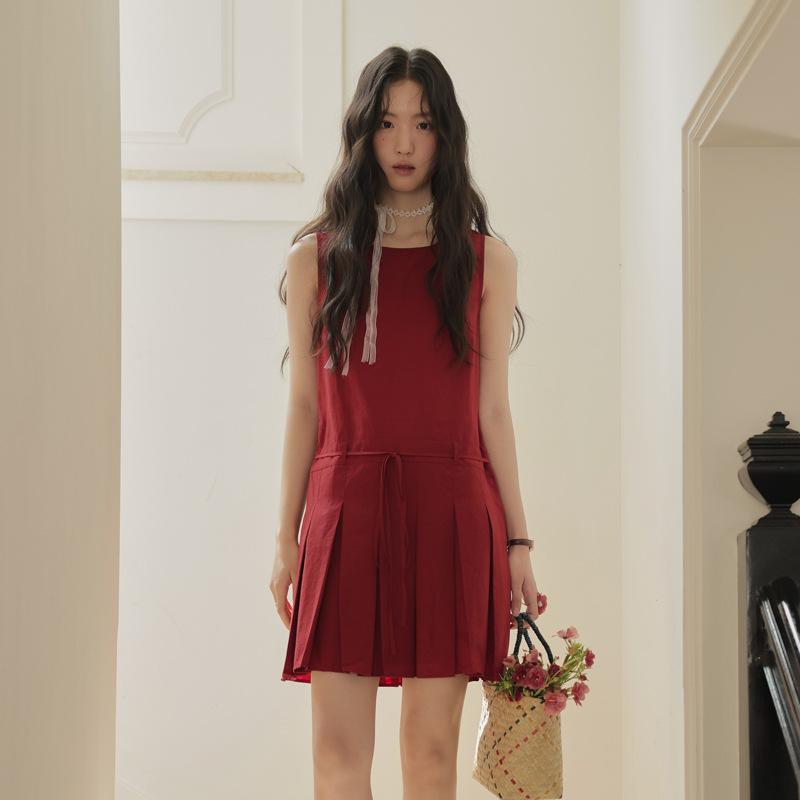 

Маленькое красное платье в стиле ретро с вырезом на спине, юбкой с поясом и темпераментной плиссированной жилеткой L