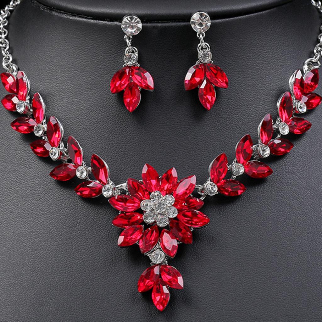 3pcs Fashionable Women's Jewelry Set with Crystal Contrasting Flower Necklace Earrings and Evening Dress Accessories