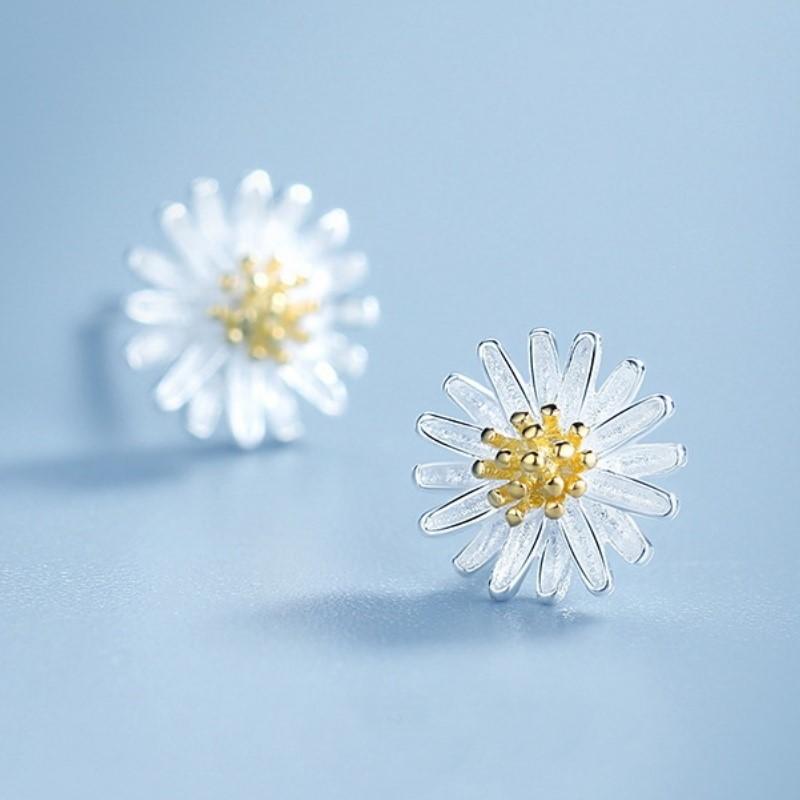 Silberne winzige Gänseblümchen-Creolen für Damen, florale Form, Huggie-Ohrringe, Schmuck für Hochzeitsfeiern, Geschenk für Mädchen