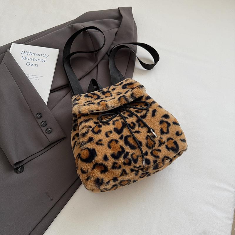 

Плюшевая модная повседневная сумка в иностранном стиле 2025 осень новая простая дорожная сумка нишевый рюкзак для поездок на работу