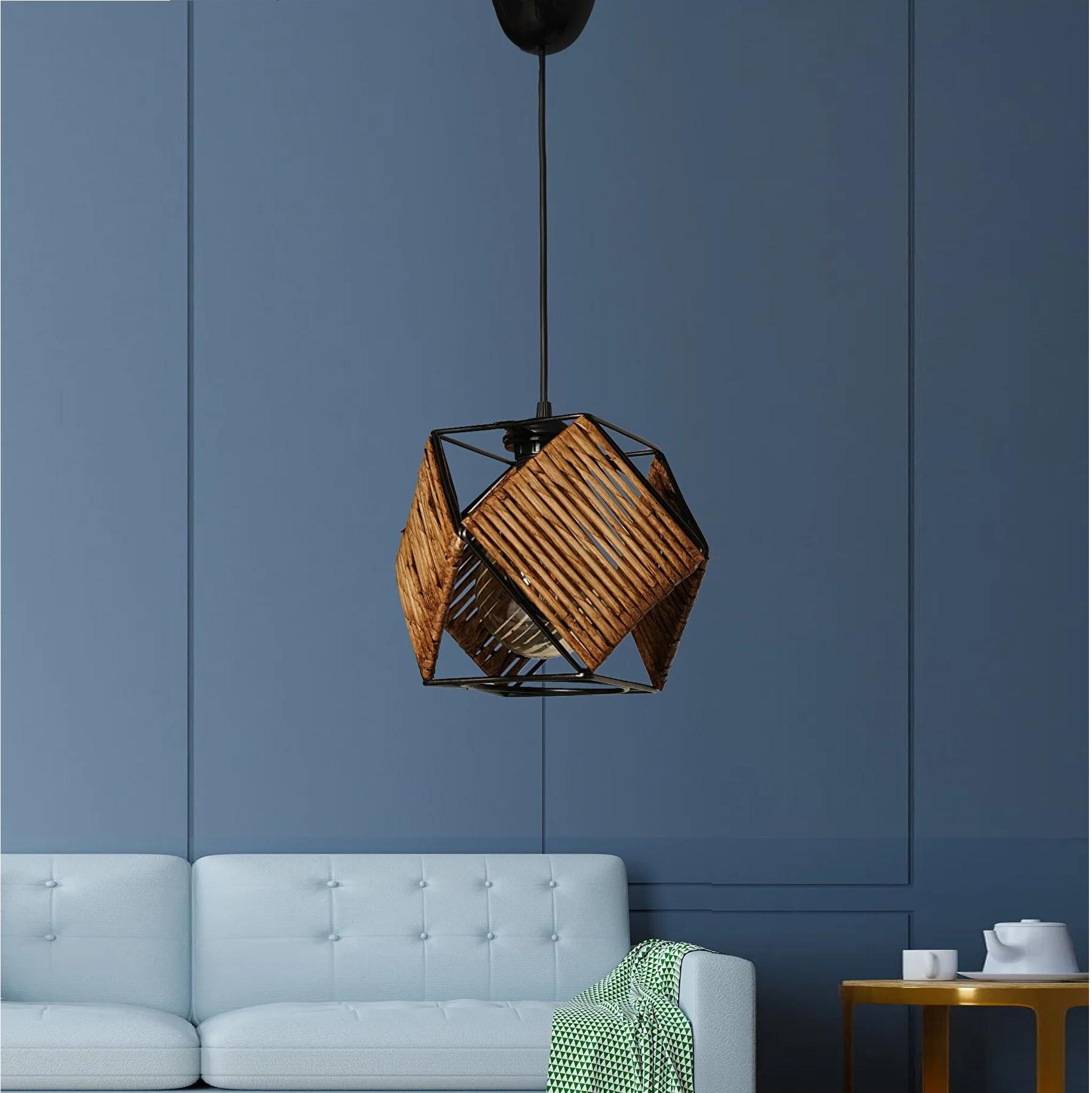 

Черная подвесная люстра с замком