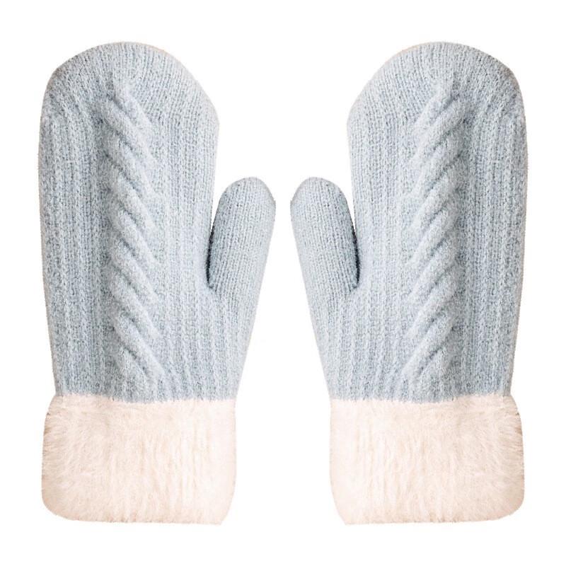 Женские двухслойные варежки с косами