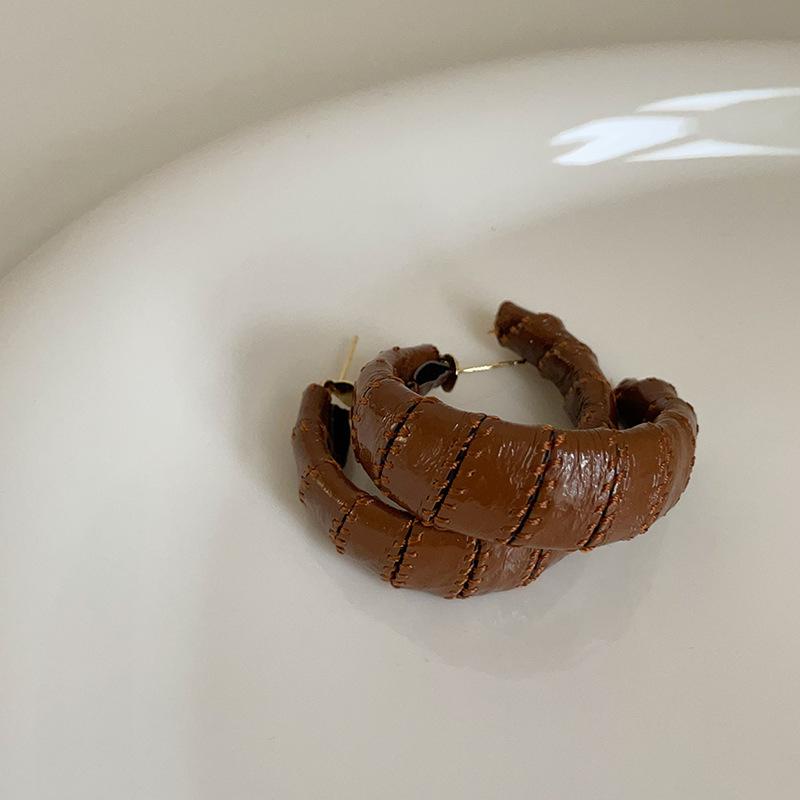 

Преувеличенная индивидуальность ретро леопардовый принт кожаные серьги-гвоздики женские нишевые уникальные изысканные модные легкие роскошные универсальные серьги