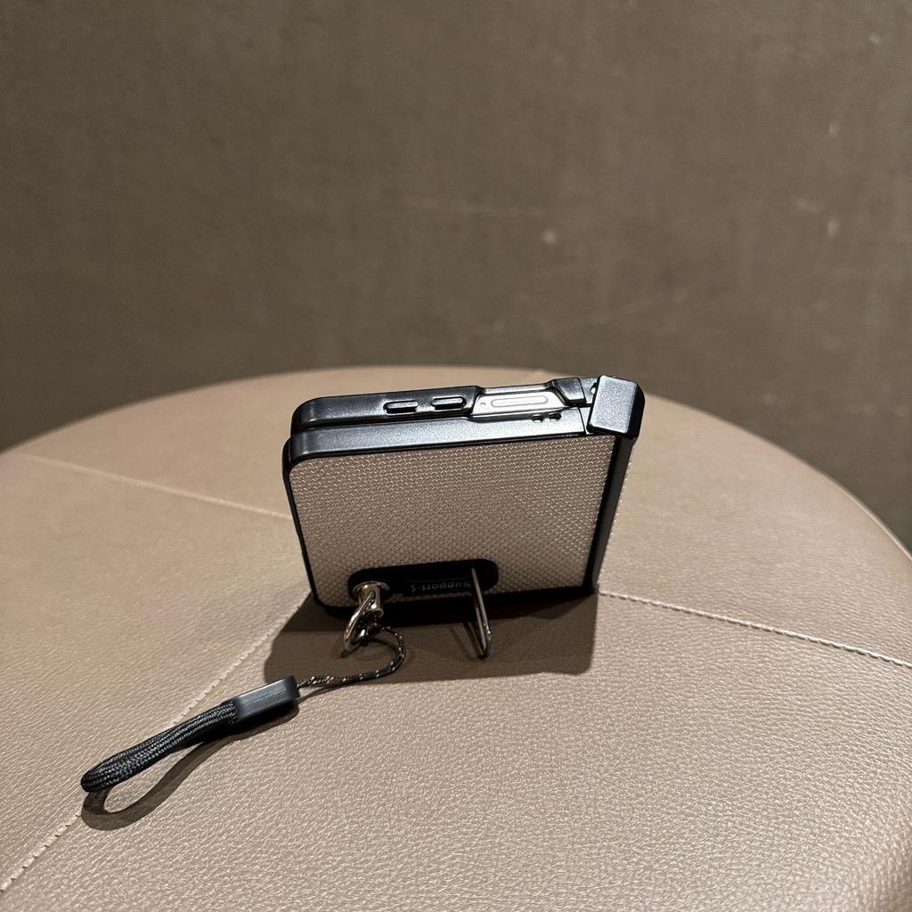 Funda con cordón de cuero brillante para Z Flip7: A Prueba de Caídas, Moderno y Protector