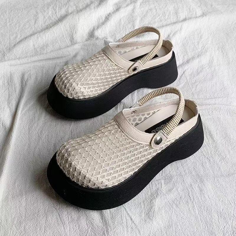 Chaussures pour femmes à semelles épaisses, surélevées, creuses et respirantes, pantoufles cool 2025 été nouveau, demi-pantoufles tissées à double usage, sandales à bout fermé