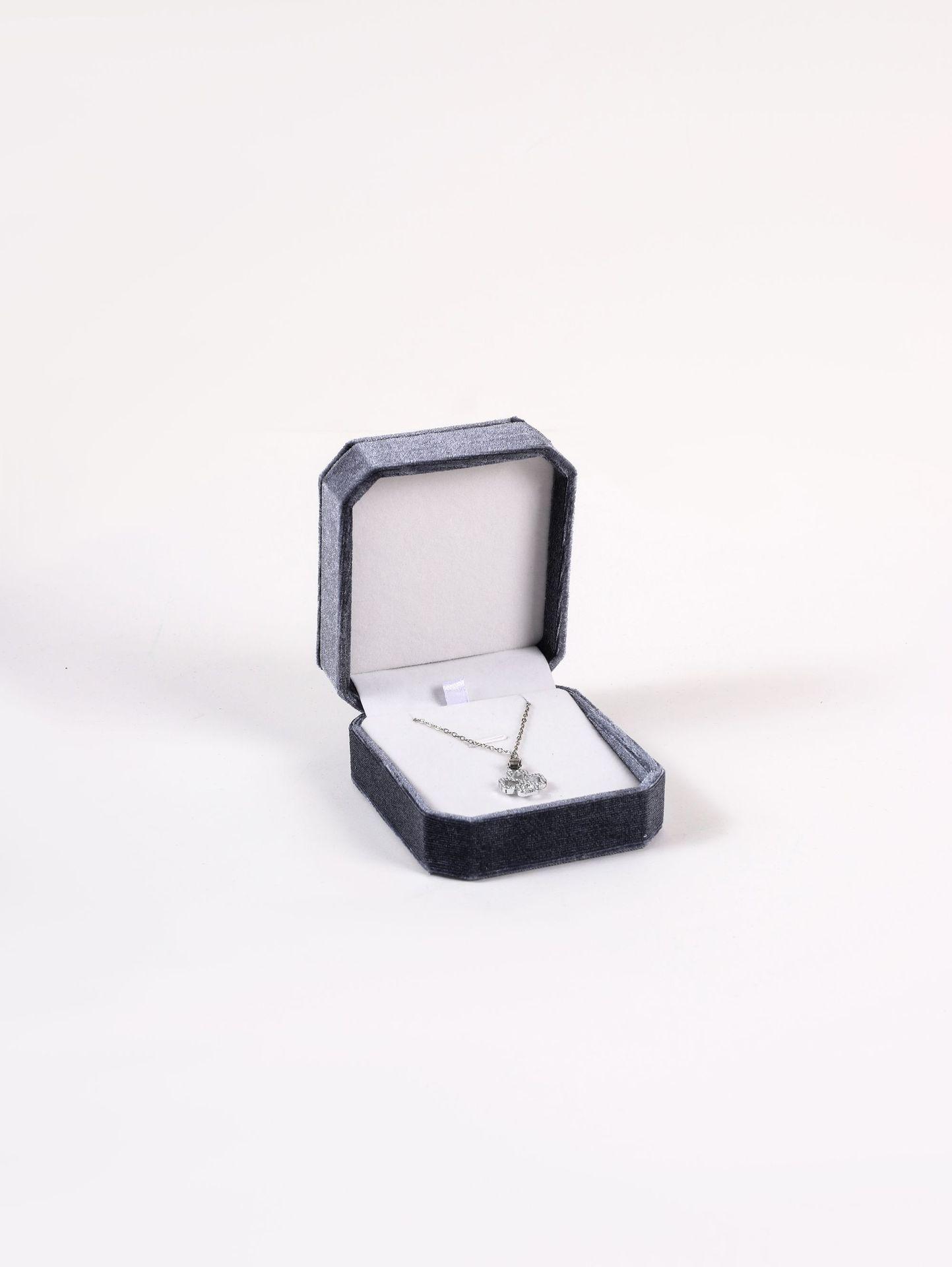 

Элегантная бархатная восьмиугольная шкатулка для колец, браслетов, ожерелий и подвесок 9.1*9.1*4.1