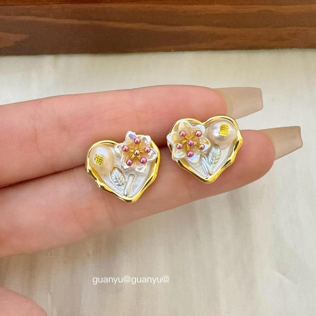 Elegant Heart-Shaped Freshwater Pearl Stud Earrings - Stylish, Luxurious, and Versatile for Women.