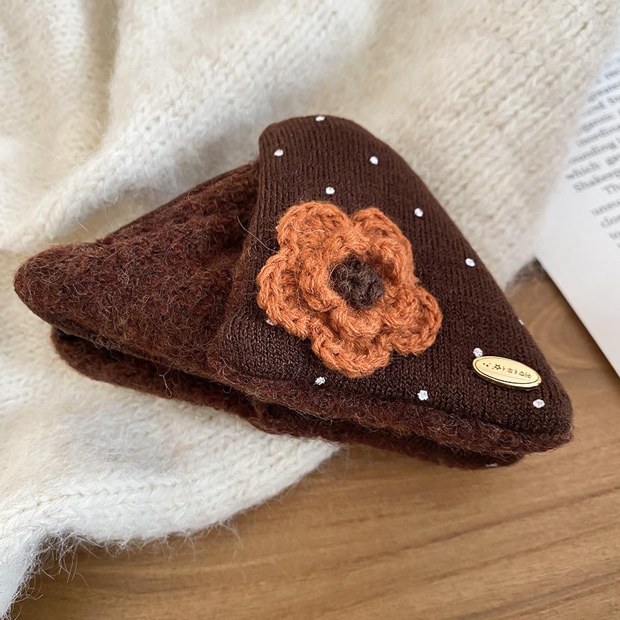 

Acrylic plush flower triangle grab clip autumn and winter sweet daily hairpin shark clip light luxury hair accessories