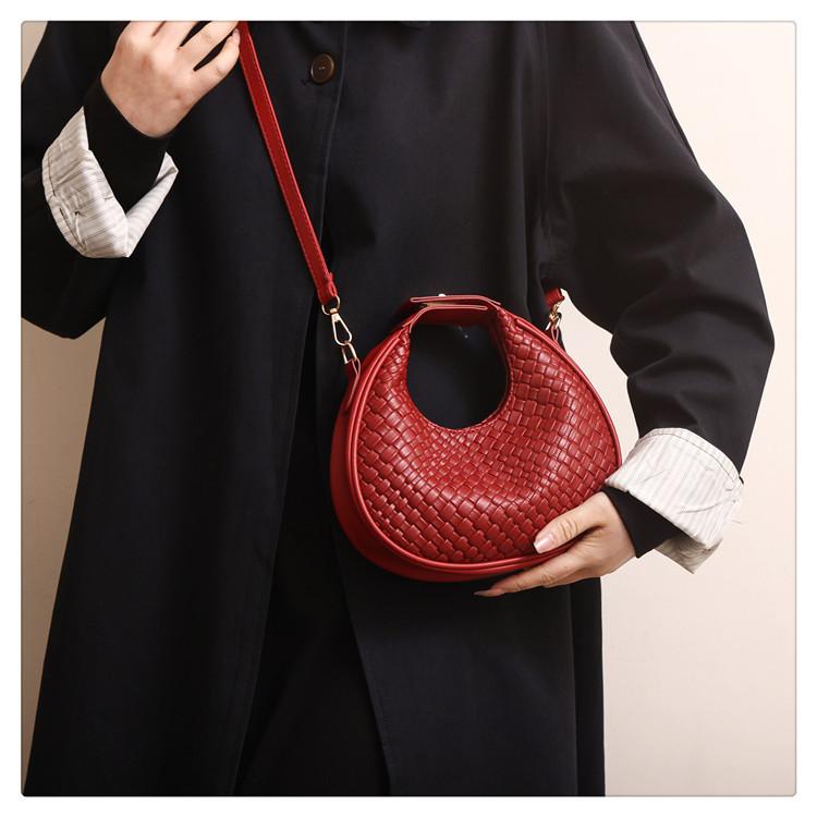Vintage Fashion Handbag 2023 Winter New Crocodile Pattern Solid Color Casual Shoulder Crescent Bag Trendy Street Style Black Green Coffee Red White