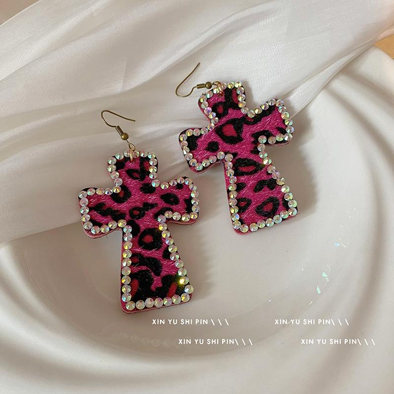 2024 Sexy Accessories Charm Leopard Print Cross Drop Earrings For Women Fashion Summer Zircon High Quality розовый
