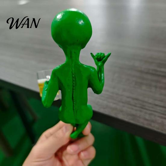 Patio Landscape Decoration Resin Alien with Beer Glass Figurine, Decorative Desktop Ornament, Creative Table Exquisite Hand Carved Statue for