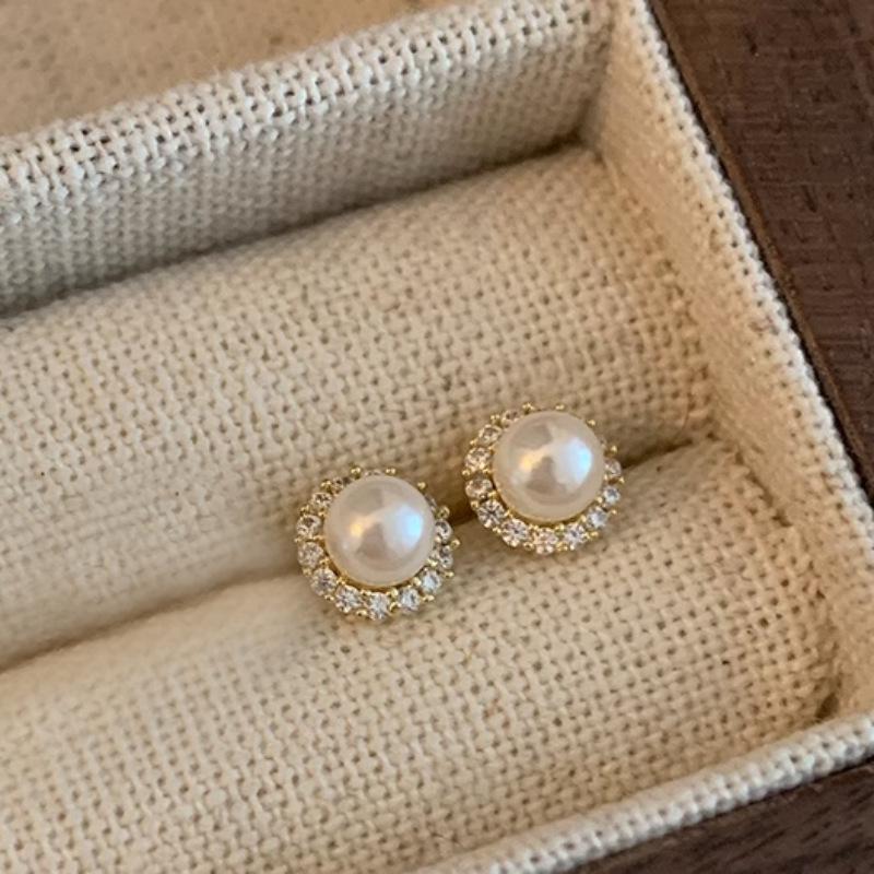 Korean Exquisite Pearl Zircon Earrings: Retro Fashion Design for Women
