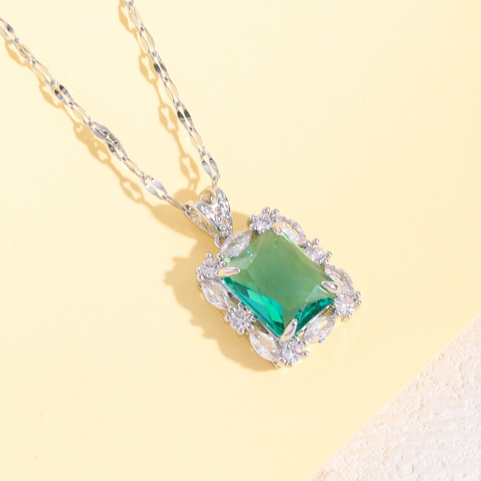 

Европейское и американское квадратное ожерелье Женское Легкая роскошь Ретро Универсальный Темперамент Инкрустированный циркон Геометрия Набор из трех штук в наличии