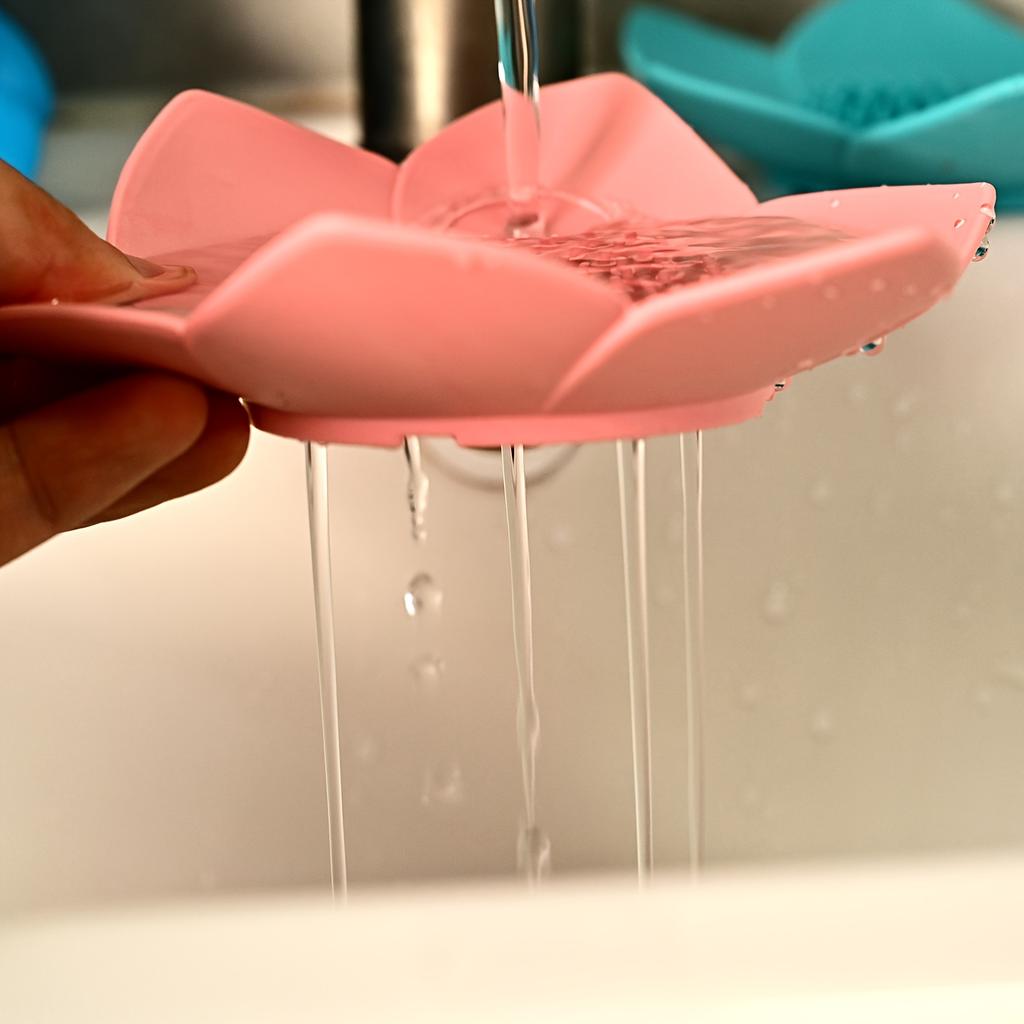 3pcs of lotus-shaped soap holders. They are self-draining bathroom soap racks, portable, and can be used in the kitchen