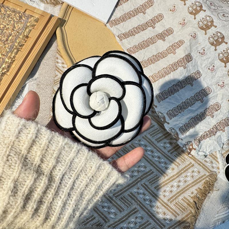 Chic Dongdaemun Retro Flower Brooch: Elegant High-end Pin for Coat and Overcoat