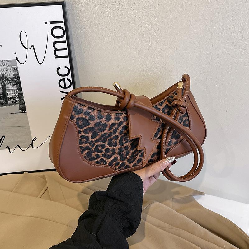 

Foreign feeling underarm bag women s 2025 autumn and winter new ins simple leopard print belt buckle niche design messenger women s bag темно-коричневого