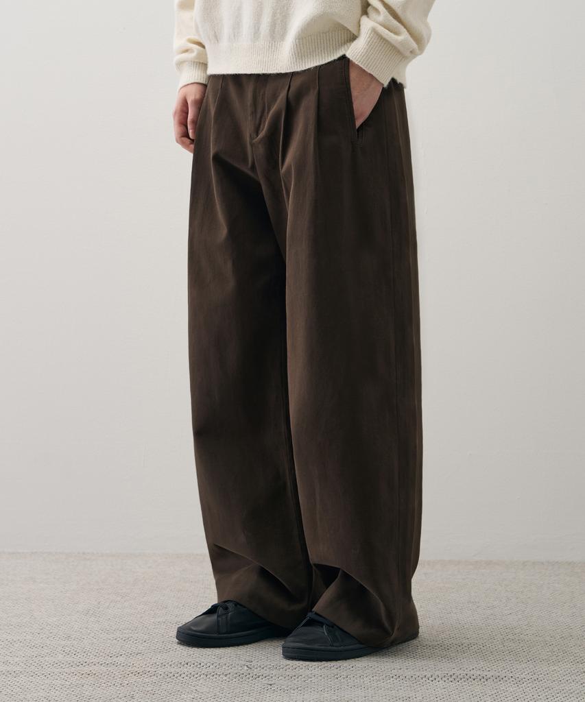 DRAW FIT Arc Semi Balloon Chino Pants [Brown]