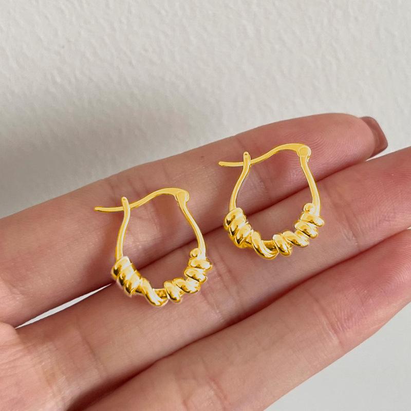 Simple Geometric Twist Earrings Female Fashionable Temperament Creative Ear Buckle Niche Design Earrings Affordable Dainty Earrings Daily Wear