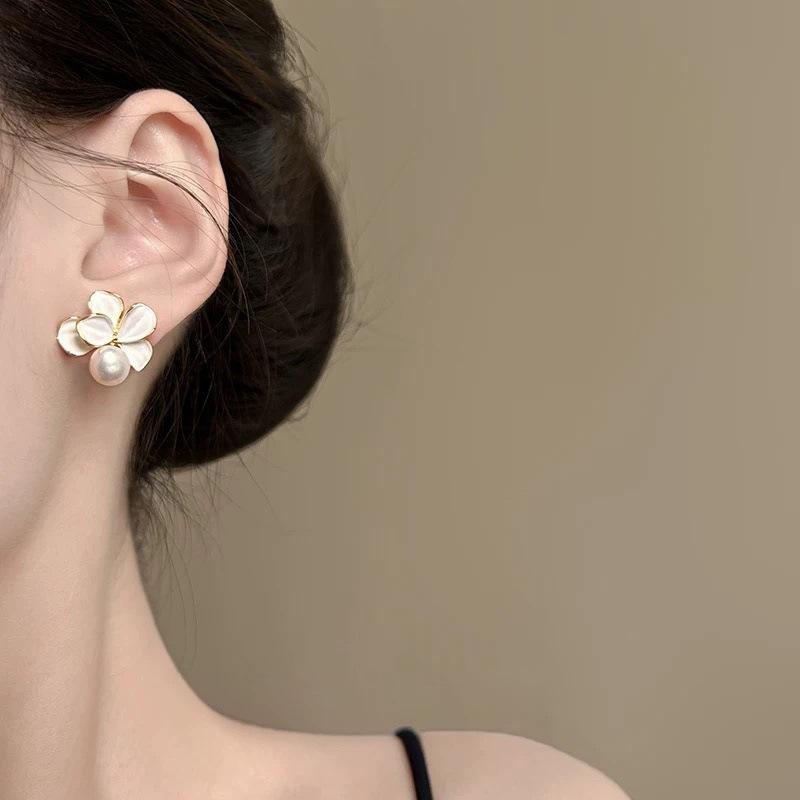 French retro white flower pearl stud earrings light luxury high temperament earrings niche design earrings new