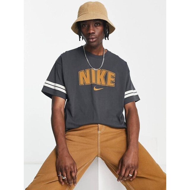 

Темно-серая футболка Nike с принтом в стиле ретро на груди