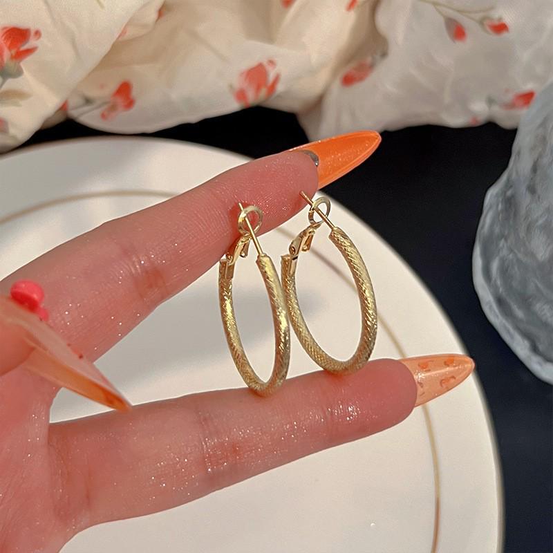 Women's Luxury Textured Metal Hoop Earrings - Versatile Niche Design