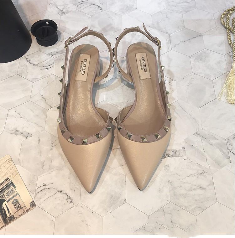 Sandales rivetées pour femmes, nouvelles chaussures plates pointues en cuir laqué Baotou Temperament, talons hauts, tailles 33 à 41, 2024