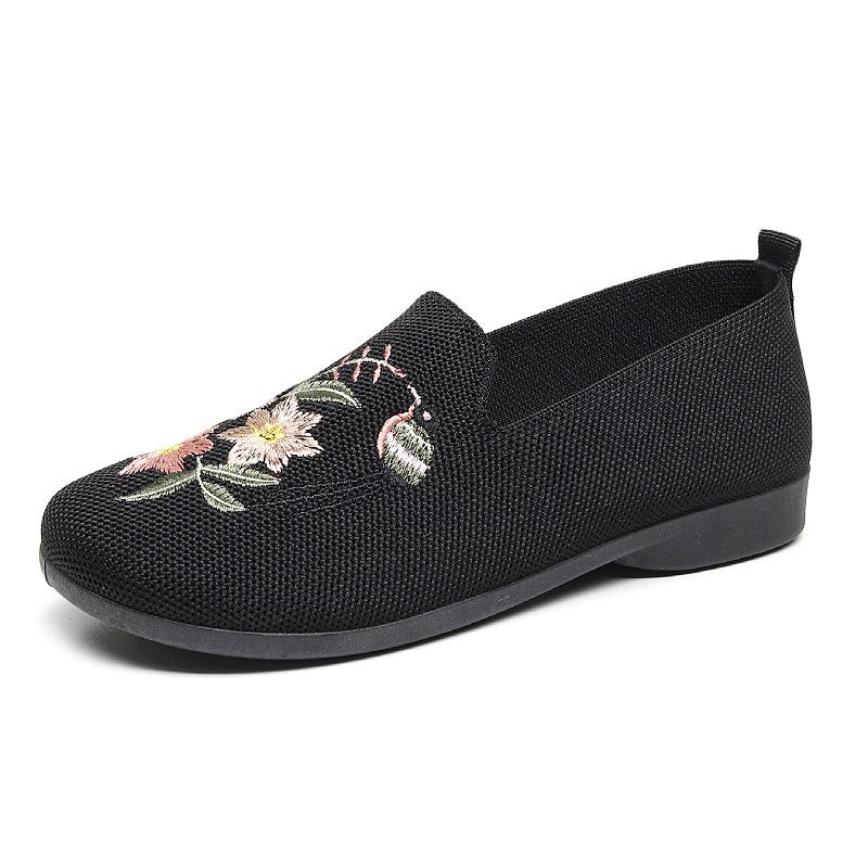 Beijing Style Women's Embroidered Cloth Shoes - Non-Slip, Lightweight, Breathable, Fly-Knit Sole for Middle-Aged and Elderly.