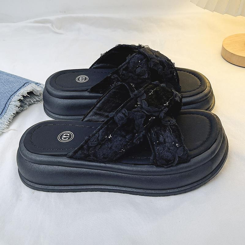 Beautiful one-word thick-soled slippers for women to wear 2025 summer new versatile ins tide non-slip seaside vacation beach