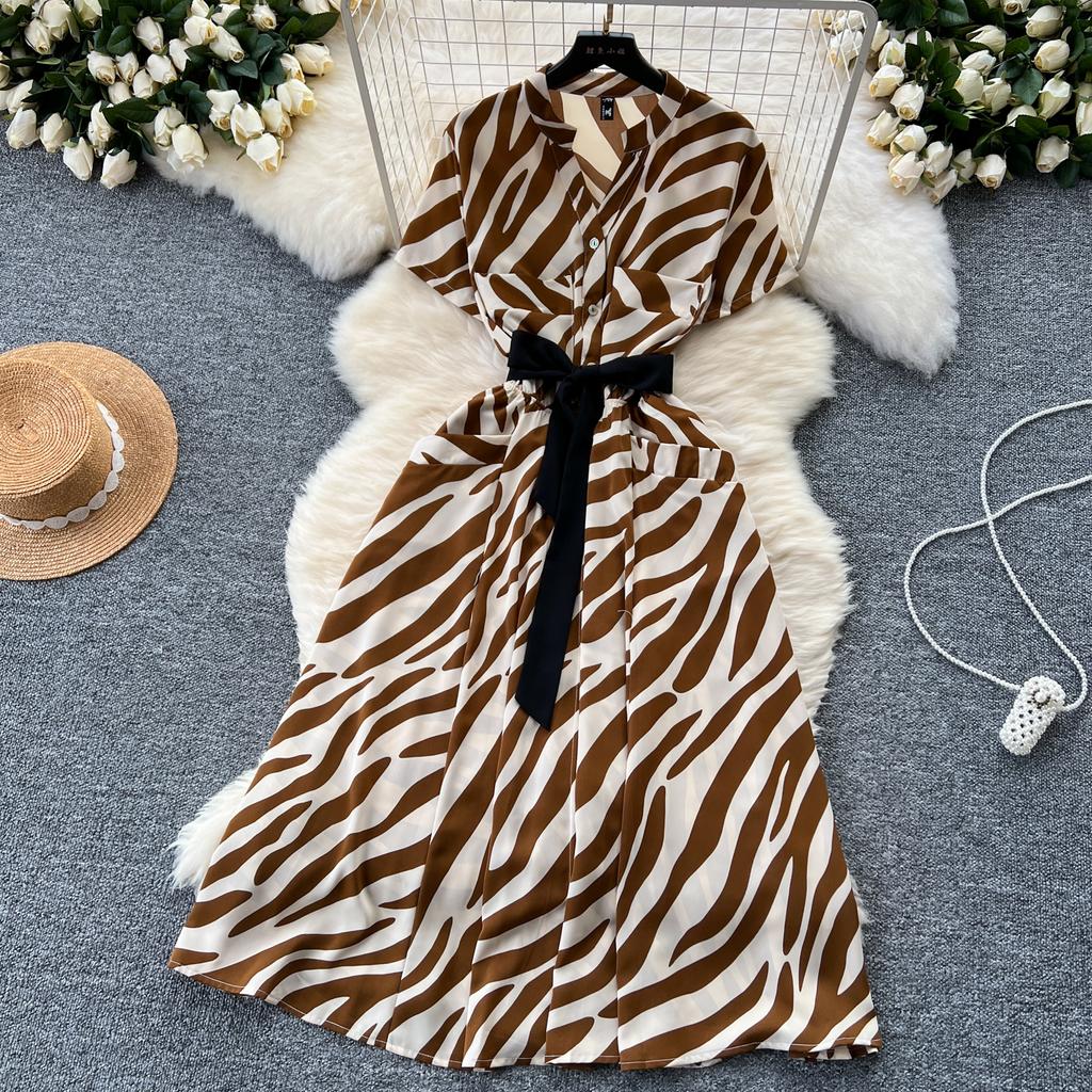 Letní dámské tištěné midi šaty s vintage výstřihem do V, krátkým rukávem a vysokým pasem, áčkové, jednořadé, ležérní šněrovací šaty