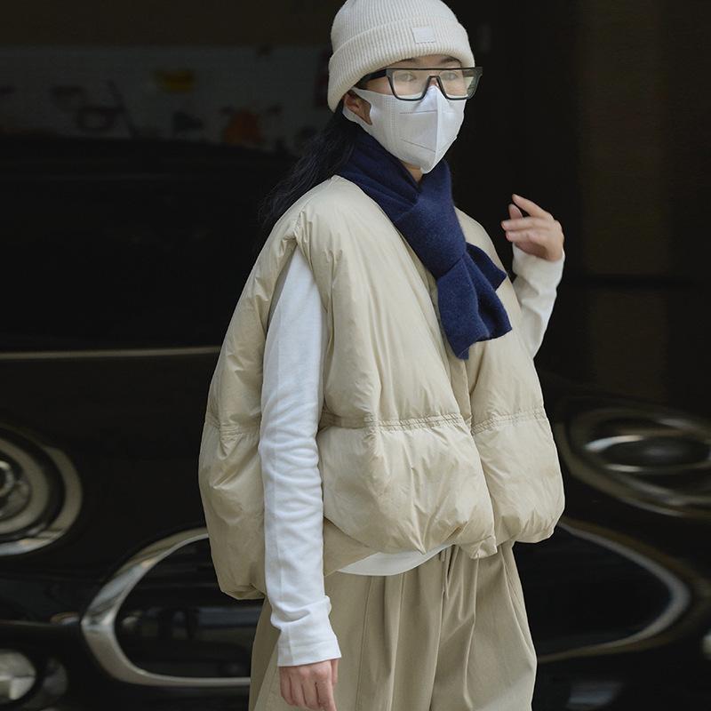 

Loose down vest women s 2025 winter new fashion round neck silhouette warm sleeveless pumpkin vest tide one size fits all