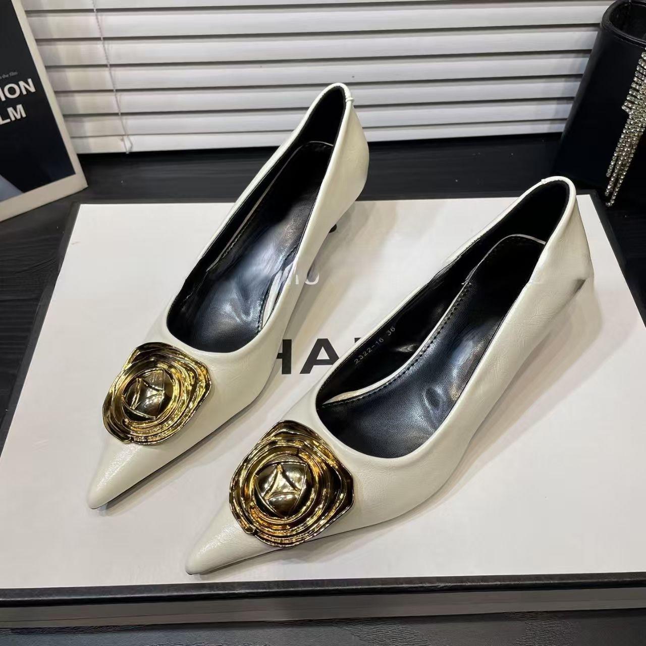 

Французские элегантные белые туфли-лодочки с острым носком и 3D-пряжкой в виде розы - темпераментные женские туфли с низким вырезом для банкета и повседневной носки 35 грязно-белый