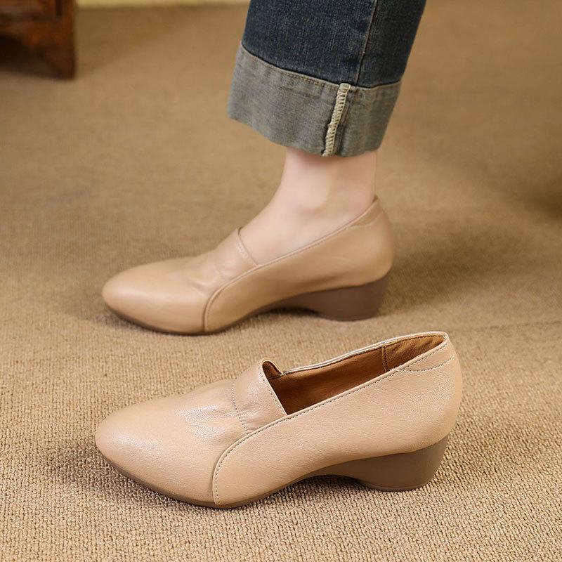 Single shoes women's 2025 spring and autumn new shallow mouth pointed leather shoes soft leather soft sole women's shoes thick heel medium heel 
