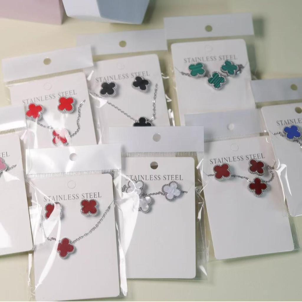 Set di Orecchini a Bottone e Collana con Quadrifoglio Fortunato - Versatile e Stiloso.