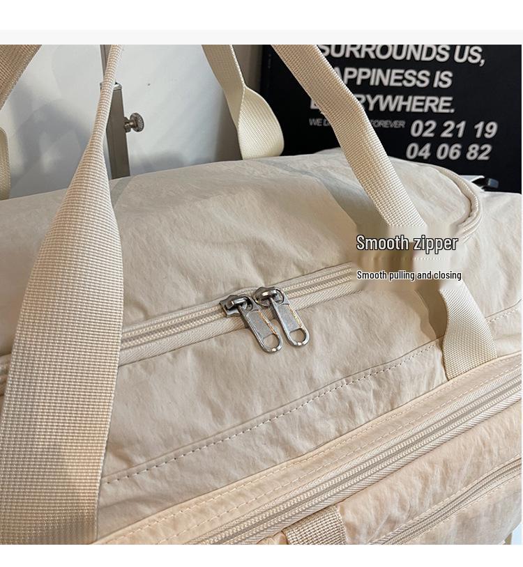 Large Capacity Waterproof Lightweight Travel Bag for Men and Women - Fashionable Handheld Storage for Short Trips and Sports.