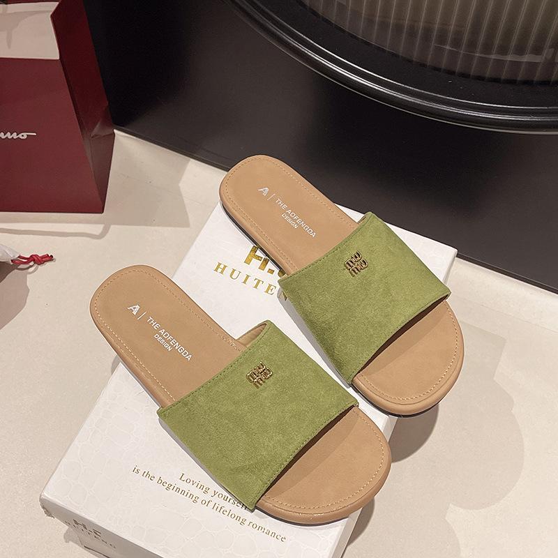 French Xiaoxiangfeng flat-bottomed cool slippers women's 2025 summer new casual versatile beach wear one-word cool slippers