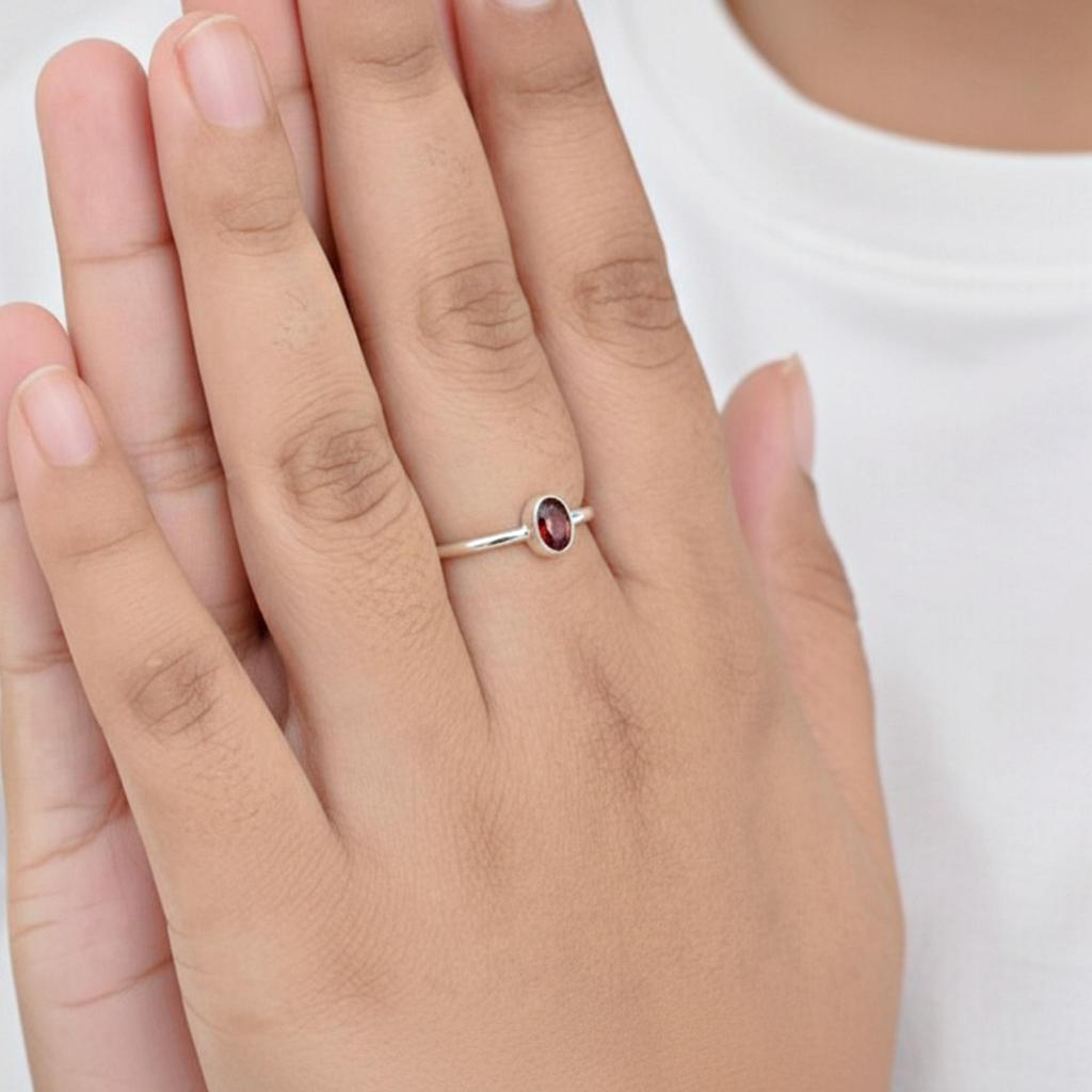 Kleiner Roter Granat Stapelring, 925 Sterling Silber Schmuck, Minimalistischer Statement-Ring für Damen