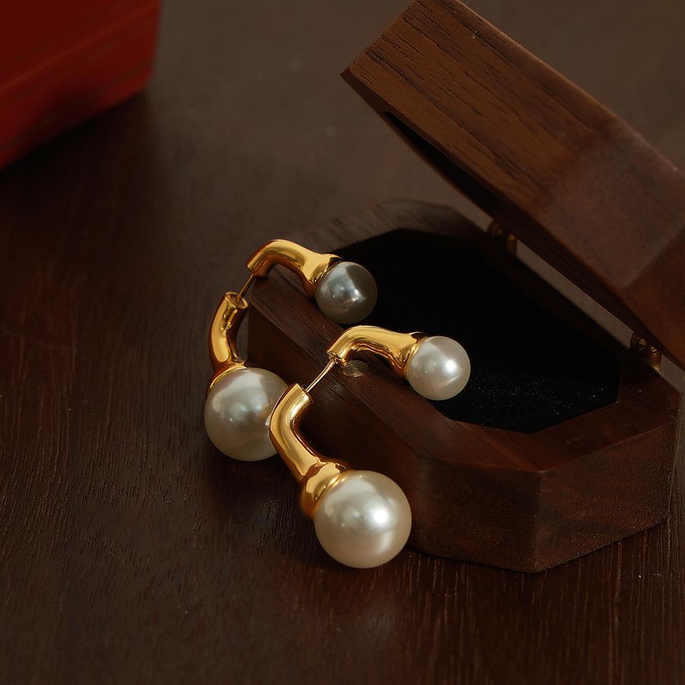 European & American Retro Pearl Earrings: Luxurious French Style with Smooth Metal Finish for Women