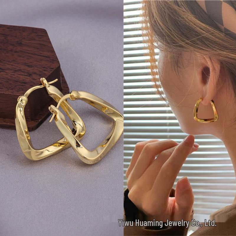 Elite Polished Hoop Earrings: Light Luxury Circular Studs for a Sophisticated Look