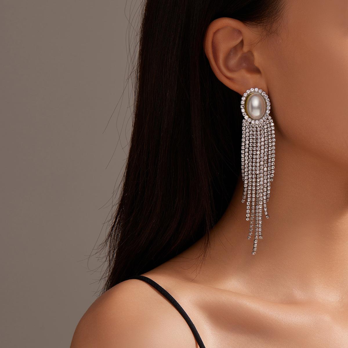 

Stylish Shiny Rhinestone Long Fringed Earrings