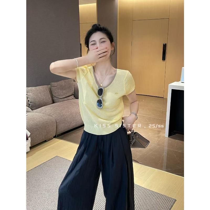 A Stylish Round-neck Knitted Short-sleeved, Front-shoulder T-shirt with A Thin Back and A Small Blouse with A Cutout Exude A High-end Vibe for Women