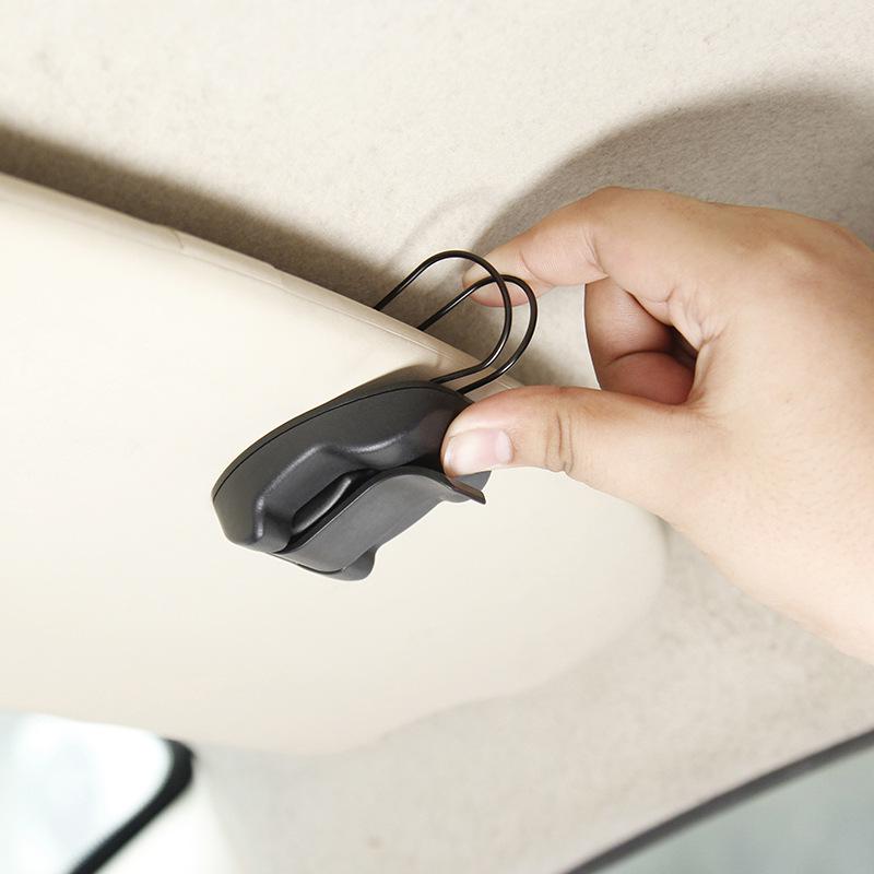 "Multifunkční klip na sluneční clonu do auta a organizér větrání"