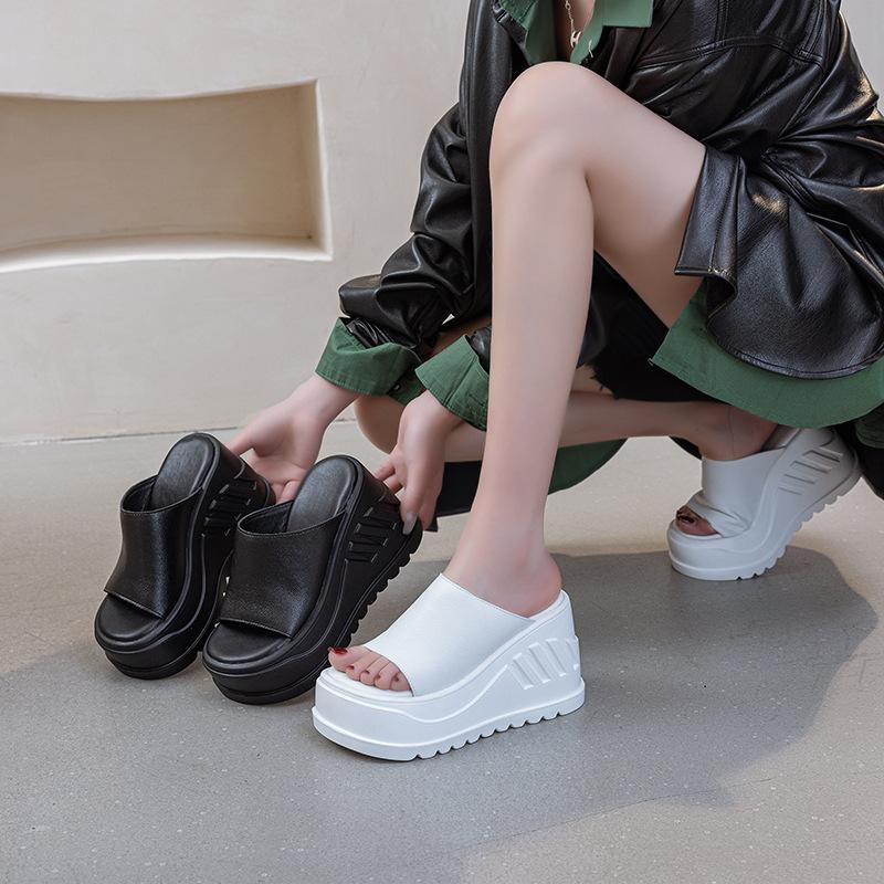 Thick-soled women's cool slippers 2025 new summer simple solid color open-toed beach slippers trendy