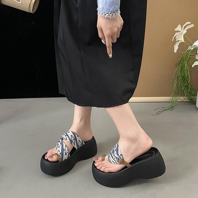 

Niche design thick-soled heightening cross-cool slippers for comfortable home wear 2025 new muffin beach sandals 40 джинсовый синий