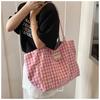 Frühling und Sommer Neue doppelseitige karierte Tragetasche mit großem Fassungsvermögen für Studenten, Pendler und Freizeit, Schultertasche