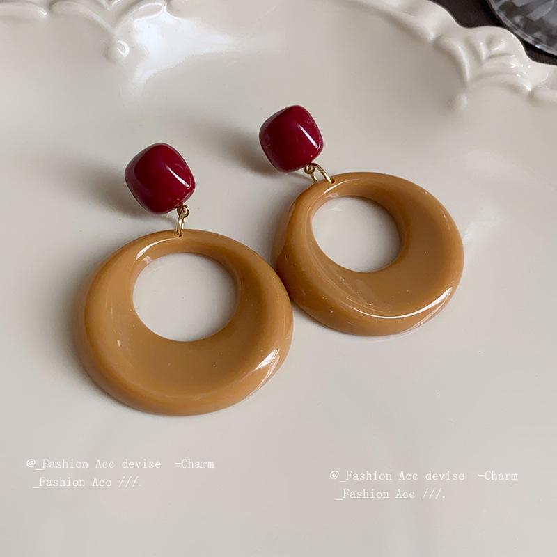 Retro Silver Needle Heart Stud Earrings: Luxury Fashion Design for Women