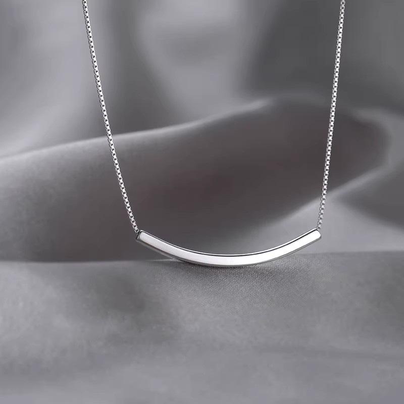 Curved Tube Necklace with Smile Arc Pendant - Korean Style, Cold Aesthetic, Niche Design Clavicle Chain for Women.