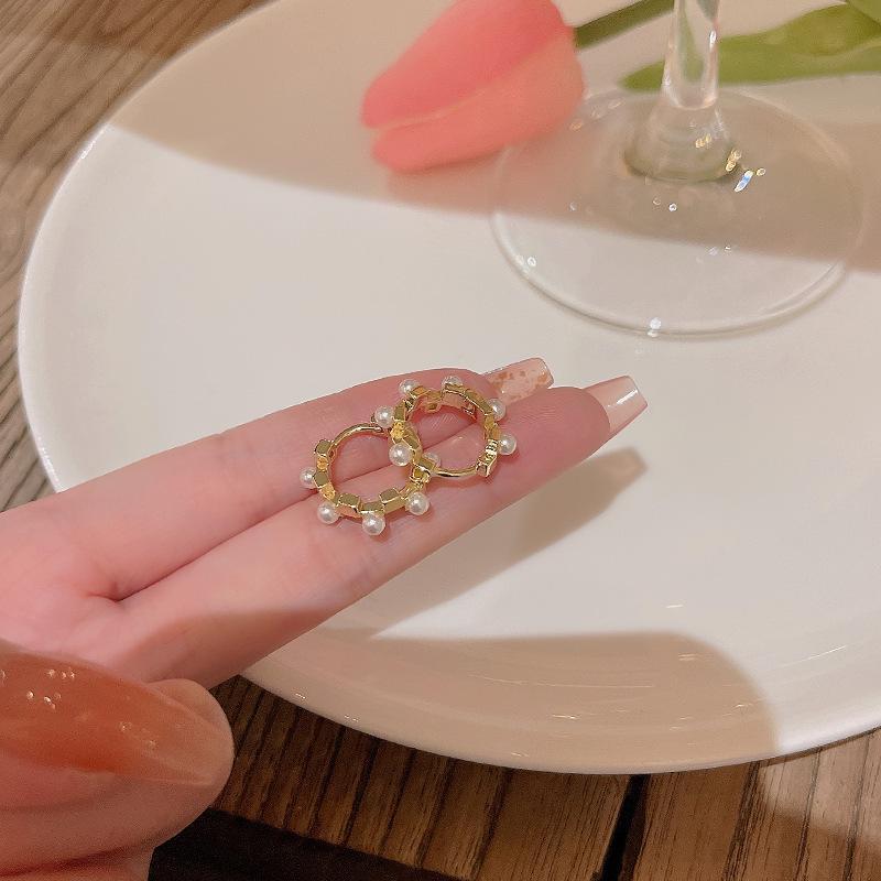 South Korean Elegant Zircon Hoop Earrings - Trendy, Versatile Plain Hoops with Love Design