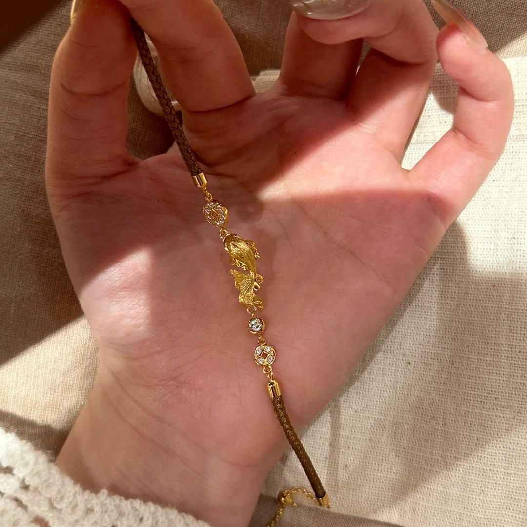 

2026 New Chinese Retro Smart Red Rope Brushed Koi Money Braided High-end Bracelet Diamond-encrusted Expensive Exquisite Jewelry