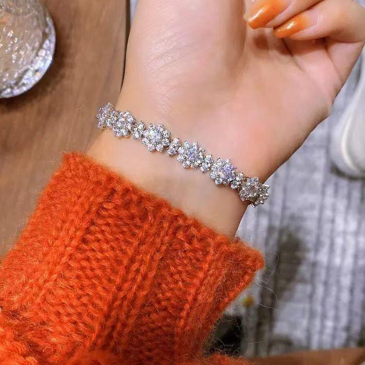 Hui Zhiyi S925 Silver Sunflower Bracelet: Luxurious Simulated Diamond Floral Design